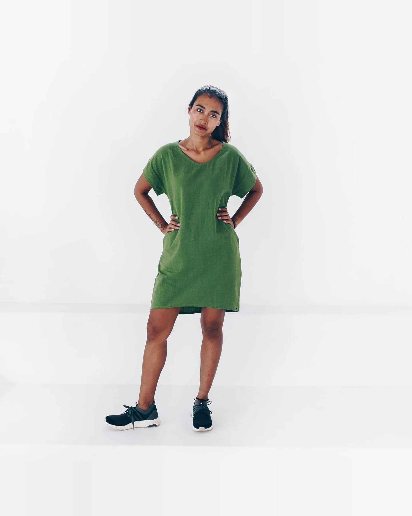 The Driftwood Tales Damen vegan Kleid Aus Recycelter Baumwolle Grün – Ansicht 2