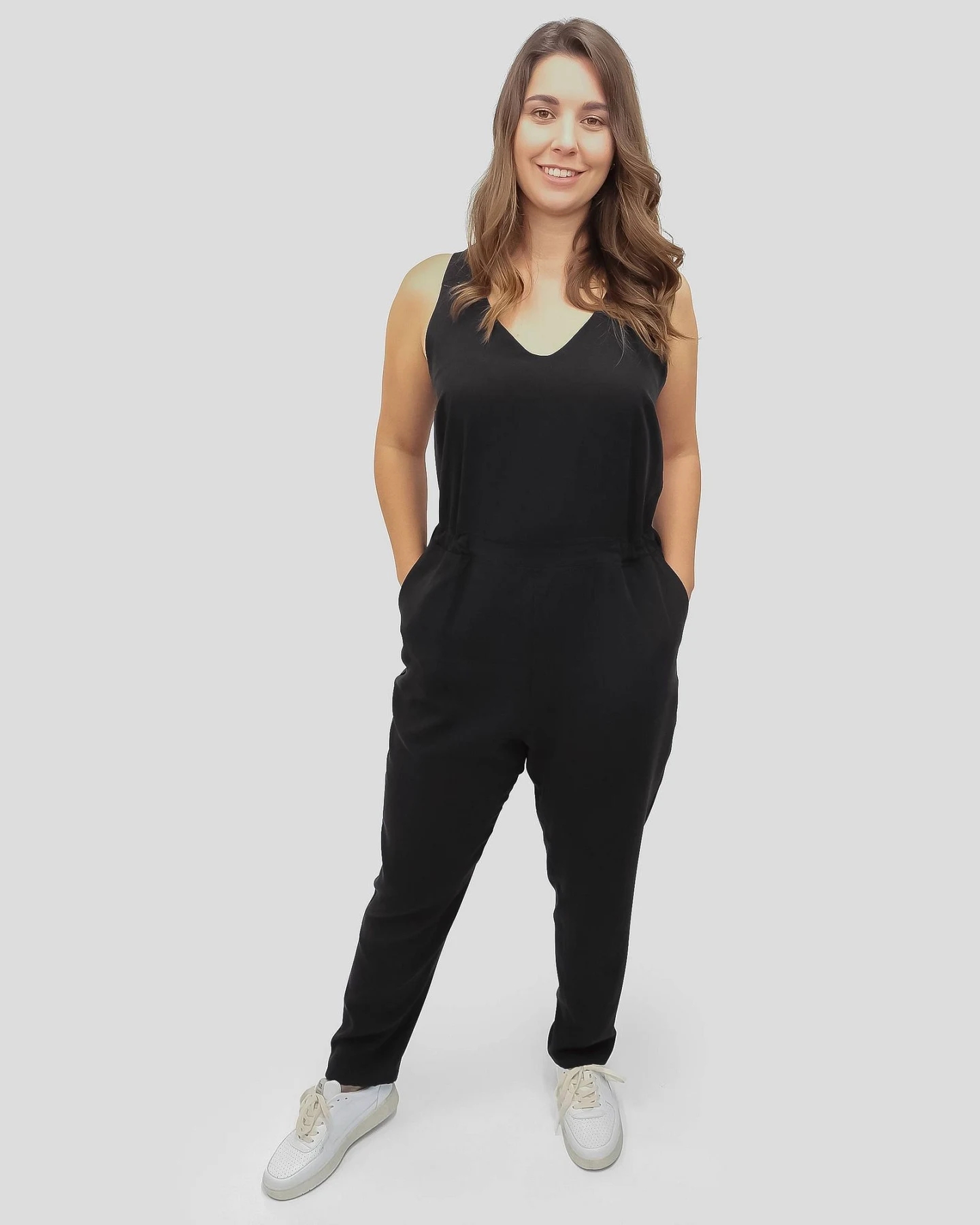 LOVJOI Damen vegan Jumpsuit Lavradio Schwarz – Ansicht 2