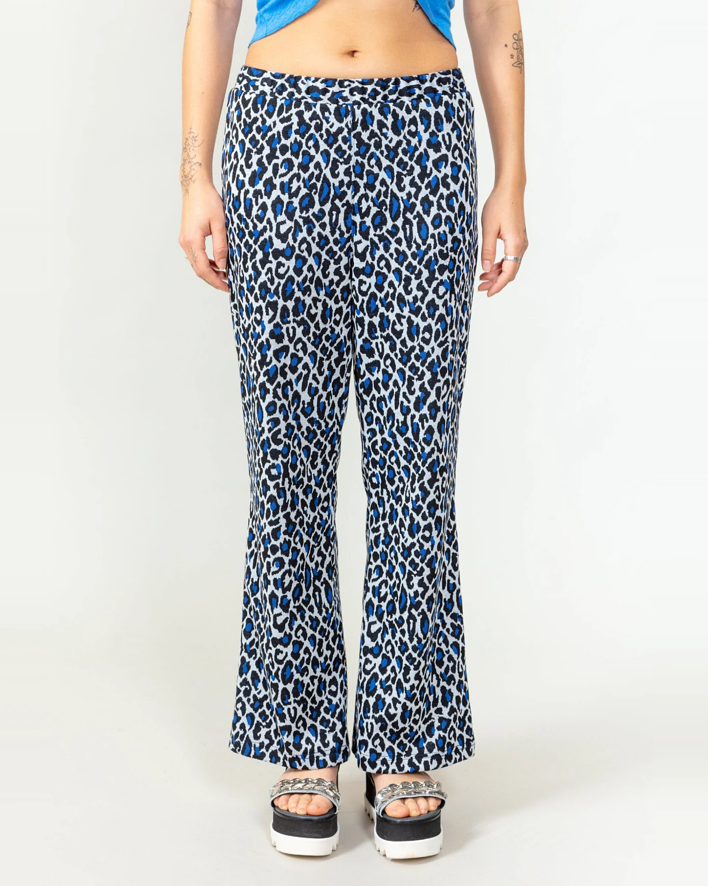 MAHLA Damen vegan Daria Hose Blau Leopard – Ansicht 2