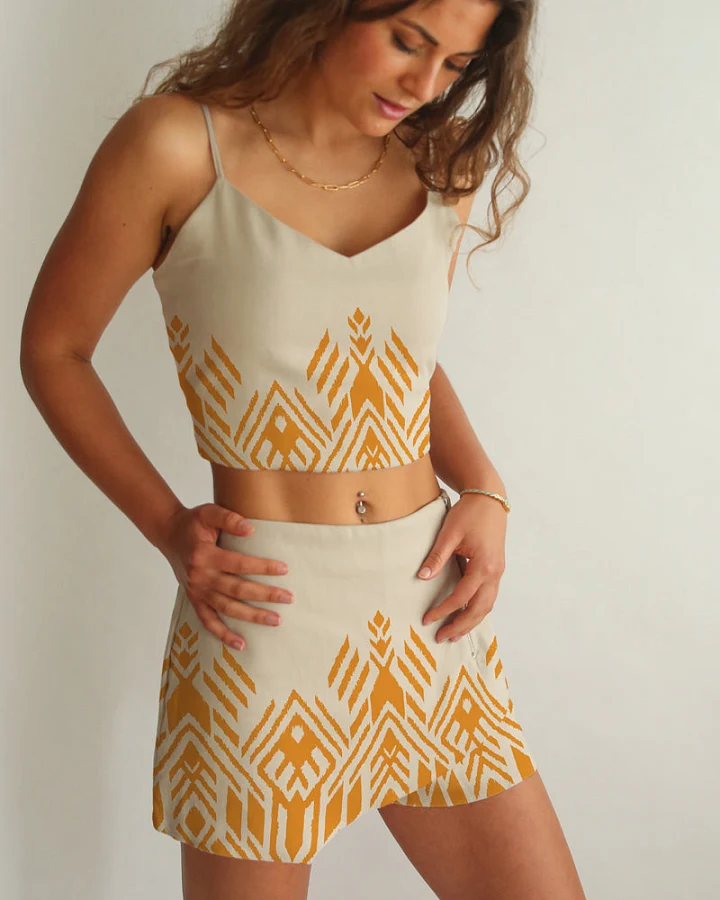 Averie Damen vegan Crop Top Und Shorts Set Amber Gold Symmetrischer Druck Auf Blanc