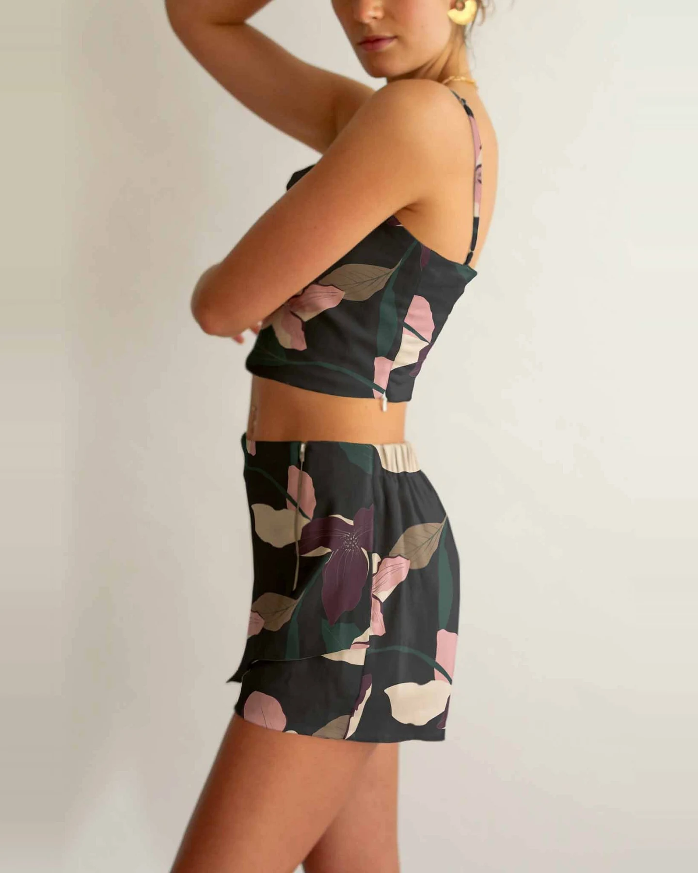 Averie Damen vegan Crop Top Und Shorts Set Athena Lily Posy Druck Auf Grün – Ansicht 2