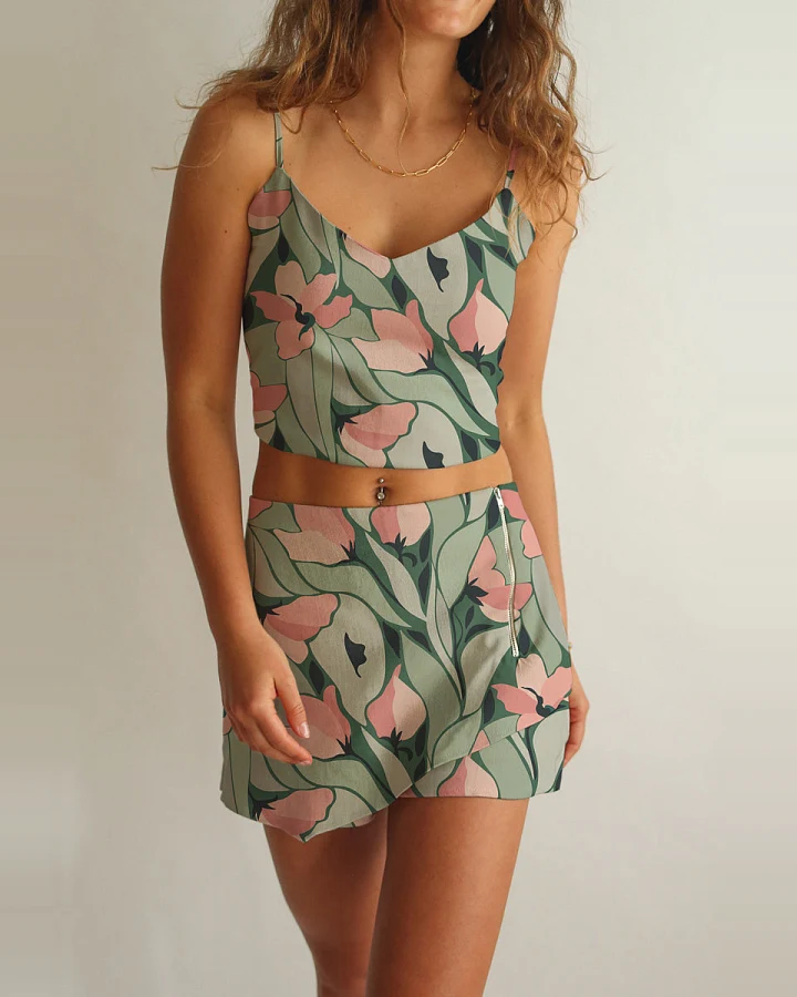 Averie Damen vegan Crop Top Und Shorts Set Ilara Magnolias Auf Faded Green