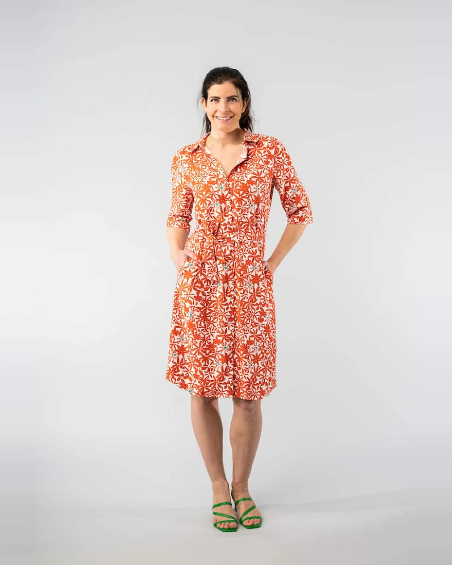 Marjolein Elisabeth Damen vegan Kleid Merel Blumen Rot – Ansicht 2