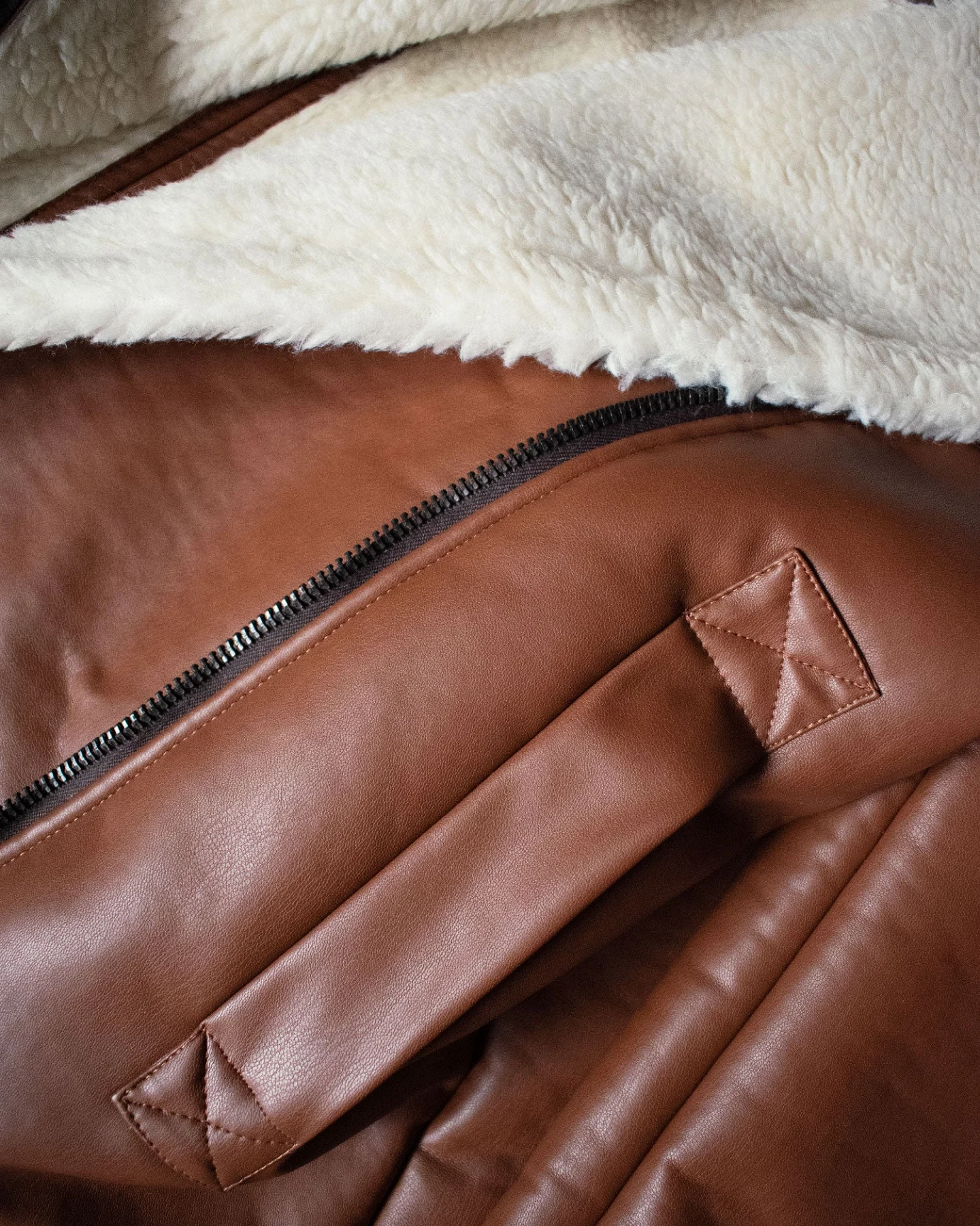Will's Vegan Store Damen vegan Recycelte Vegan Shearling Aviator Jacke Für Frauen In Oversized Braunes Vegan Leder – Ansicht 2