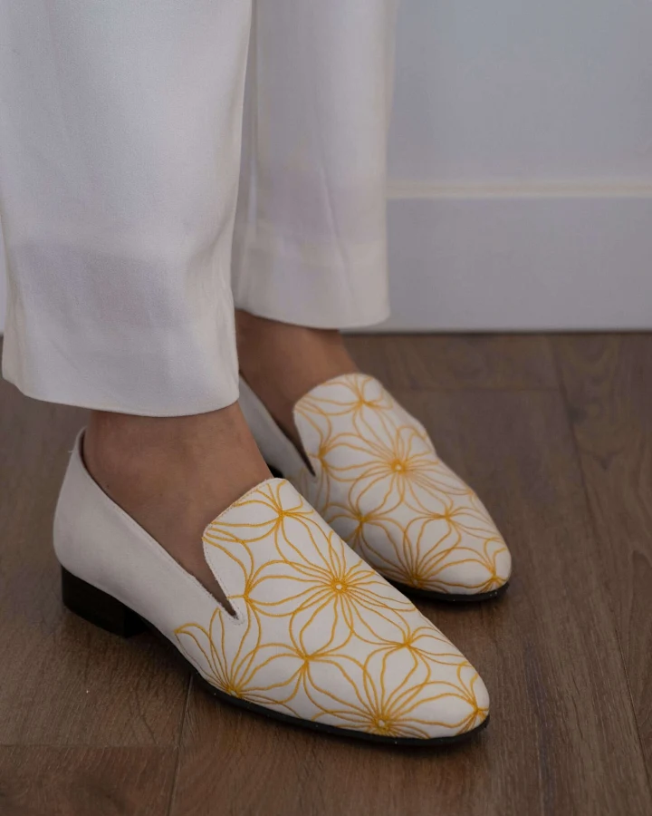 Momoc Damen vegan Loafer Blumen Gelb & Weiß