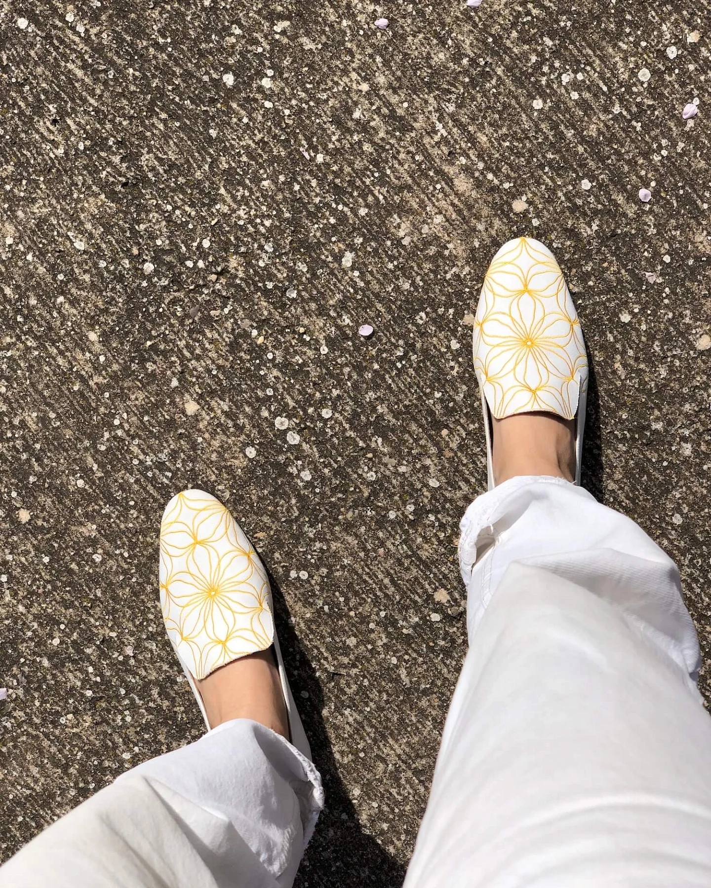 Momoc Damen vegan Loafer Blumen Gelb & Weiß – Ansicht 2