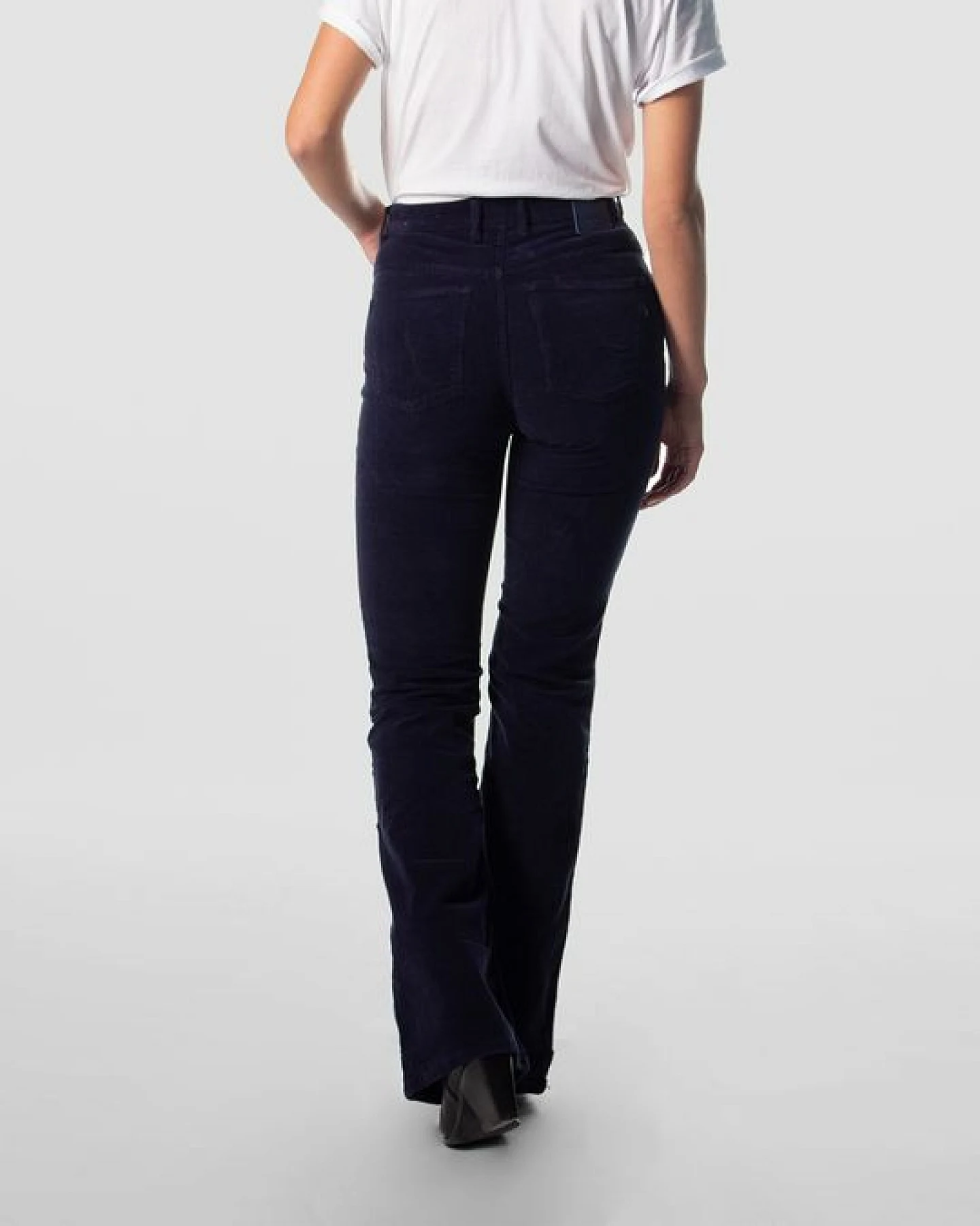 Kuyichi Damen vegan Jeans Flare Lisette Corduroy Dunkelblau – Ansicht 2