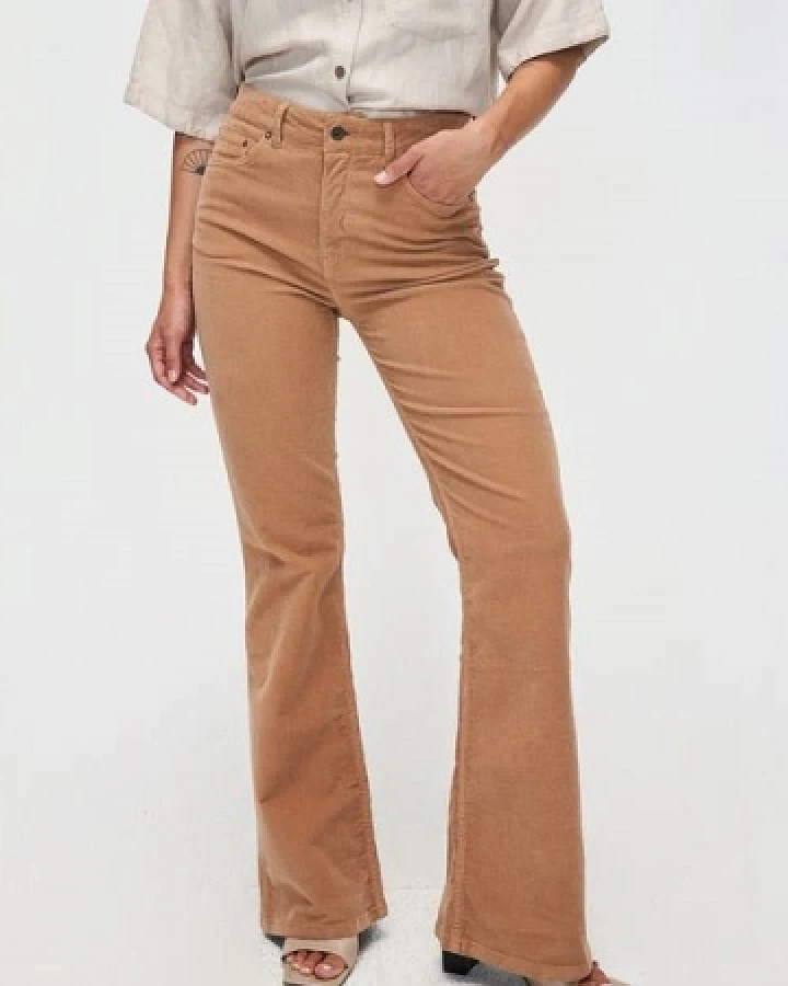 Kuyichi Damen vegan Jeans Flare Lisette Baby Cord Schwarzer Tee Braun