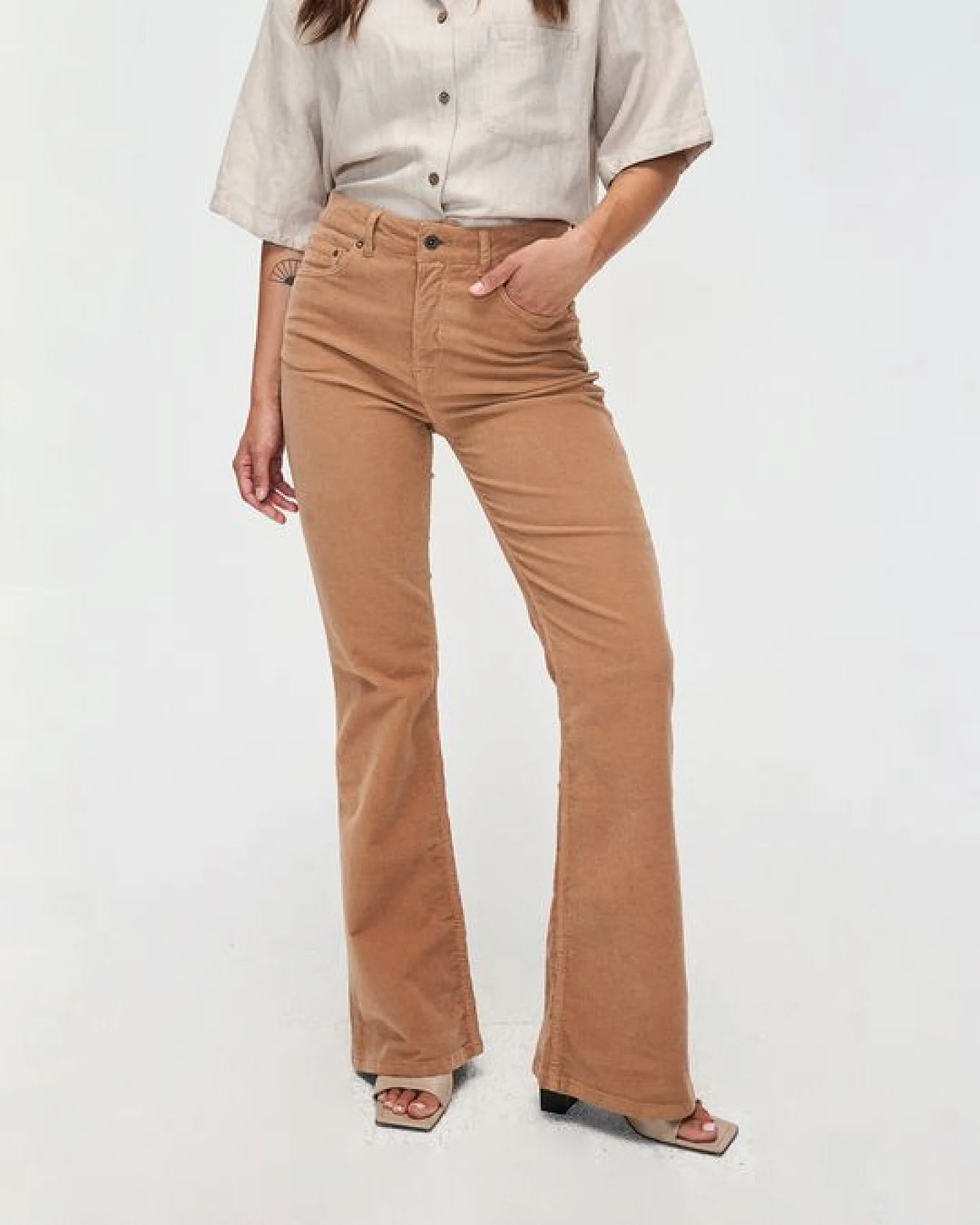 Kuyichi Damen vegan Jeans Flare Lisette Baby Cord Schwarzer Tee Braun – Ansicht 2