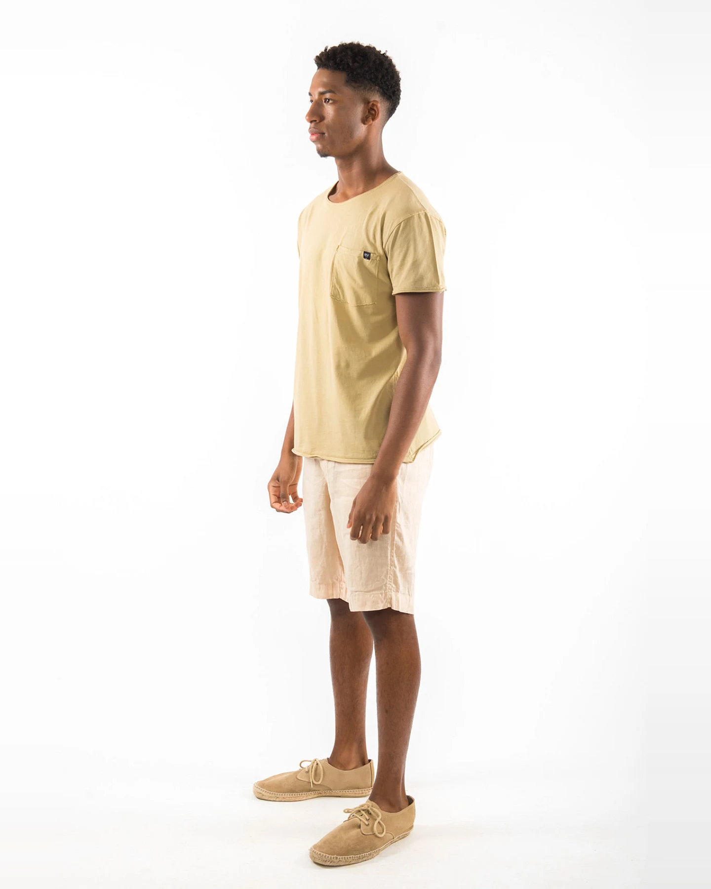RAVENS VIEW IBIZA Herren vegan T-Shirt Rundhalsausschnitt Wild Pocket Camel Gelb – Ansicht 2
