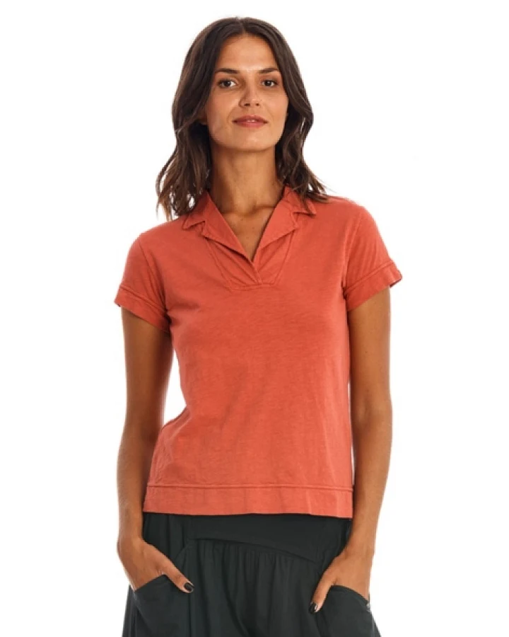 RAVENS VIEW IBIZA Damen vegan Polo T-Shirt Alexa Erde Rot
