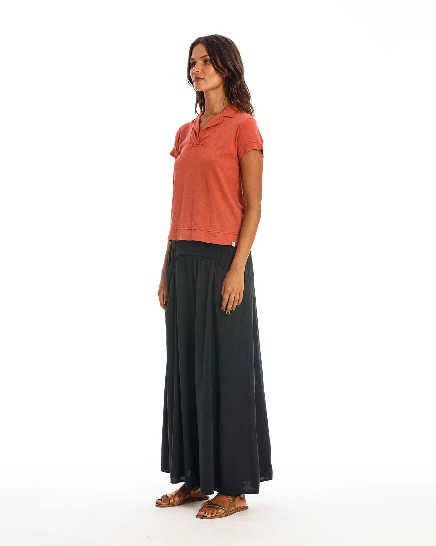 RAVENS VIEW IBIZA Damen vegan Polo T-Shirt Alexa Erde Rot – Ansicht 2