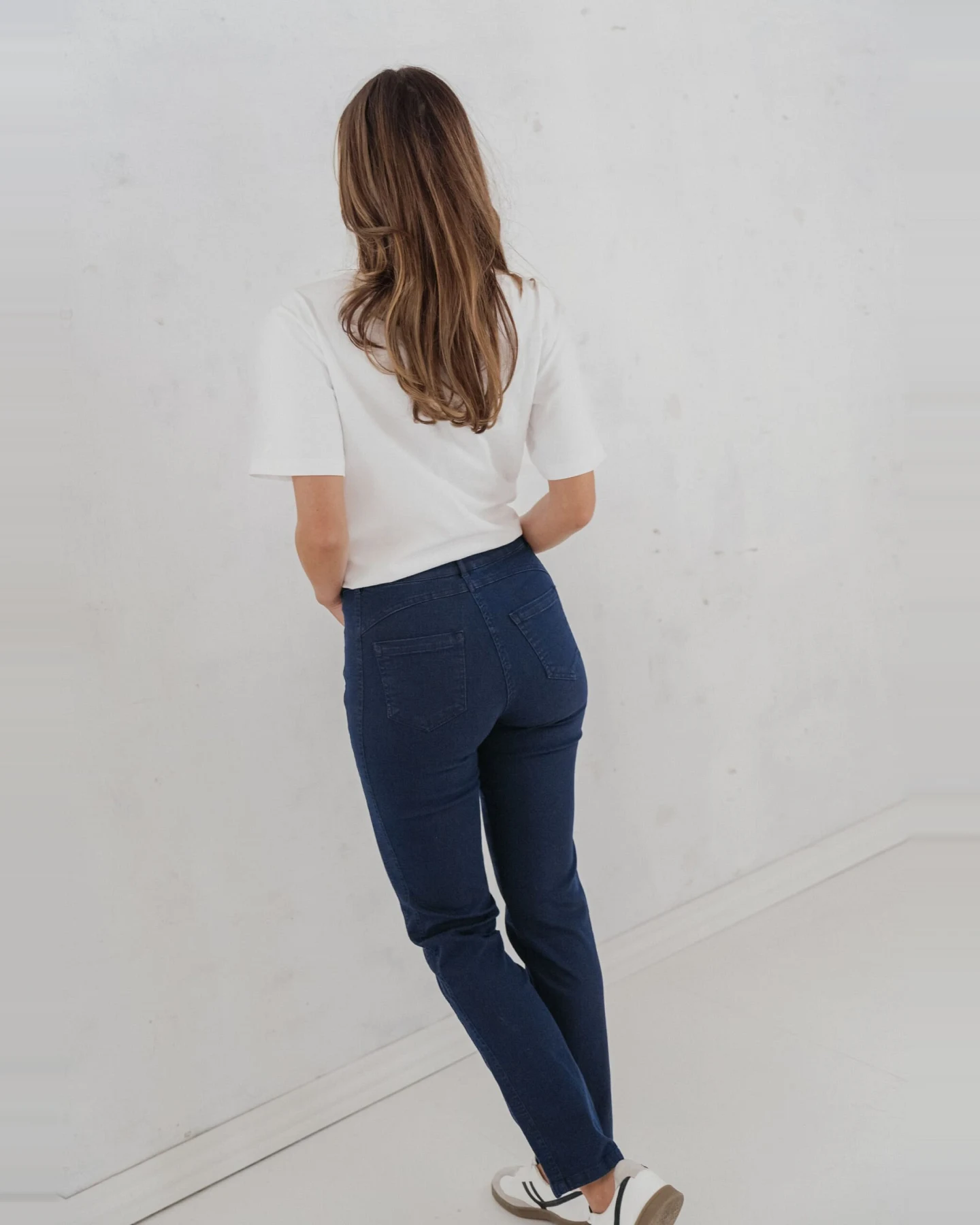 LAURIE Damen vegan Serene 5-Pocket Regular Ml - Dunkelblauer Denim – Ansicht 2