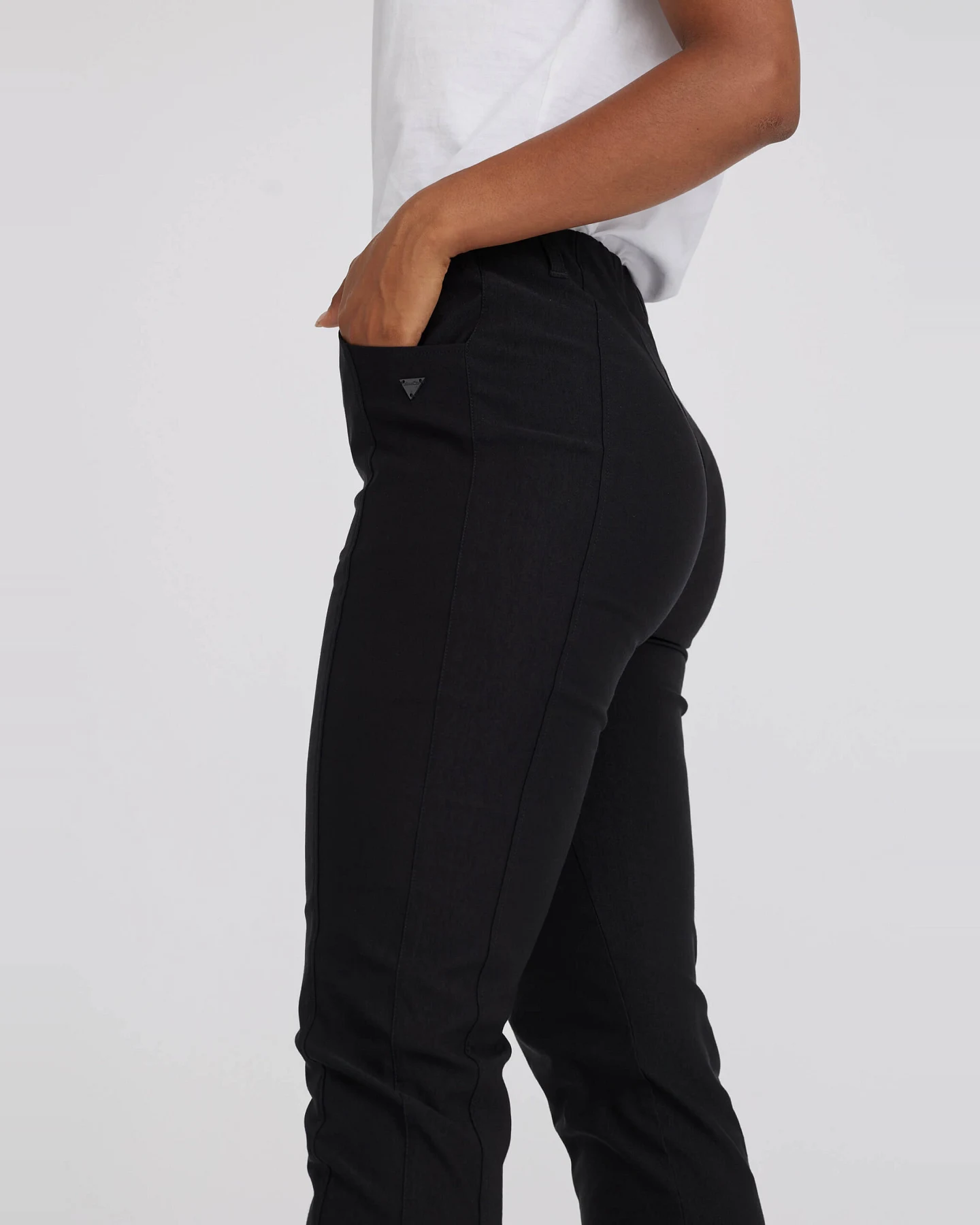 LAURIE Damen vegan Hose Rose Regular Crop Schwarz – Ansicht 2