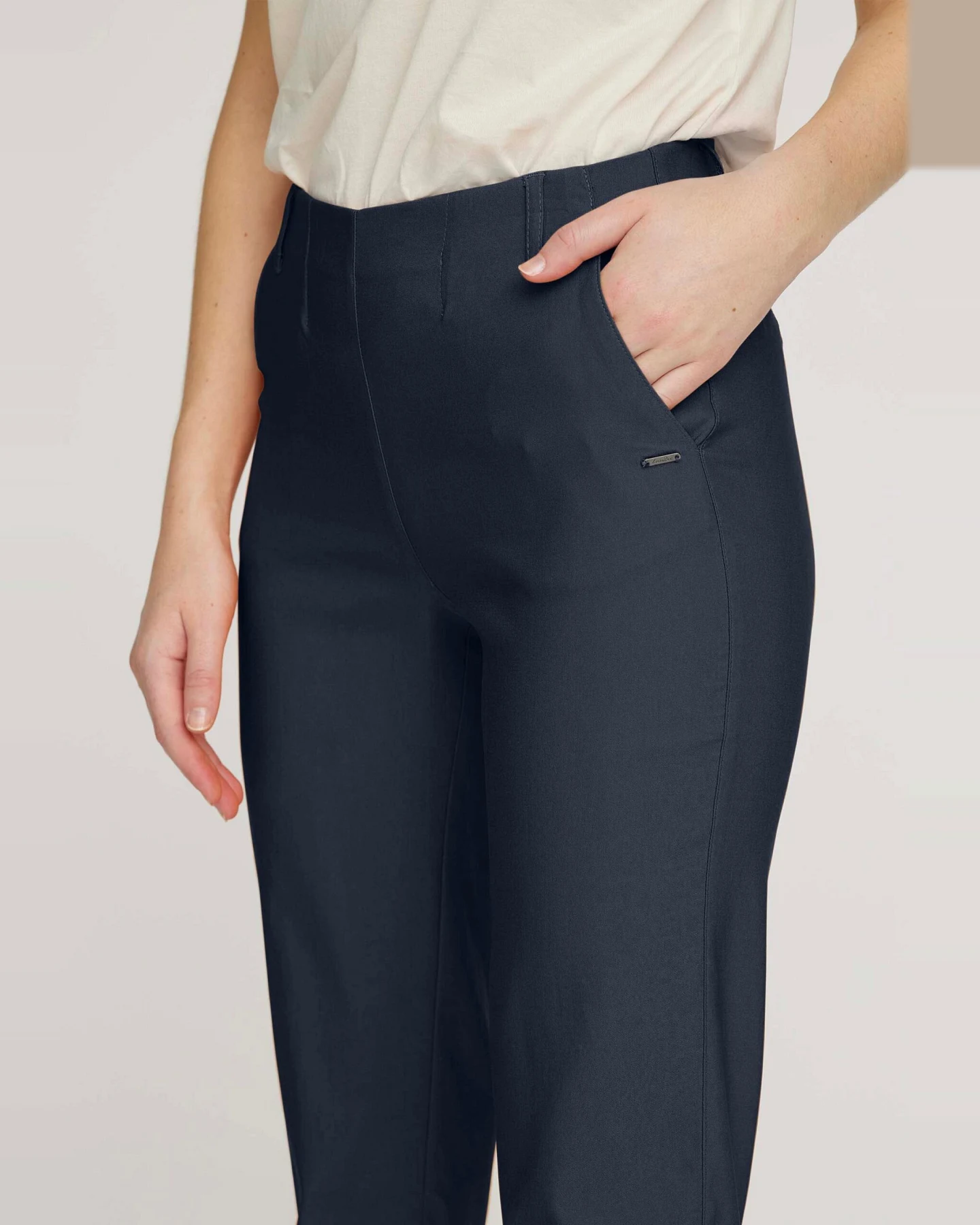 LAURIE Damen vegan Hose Taylor Regular Crop Marineblau – Ansicht 2
