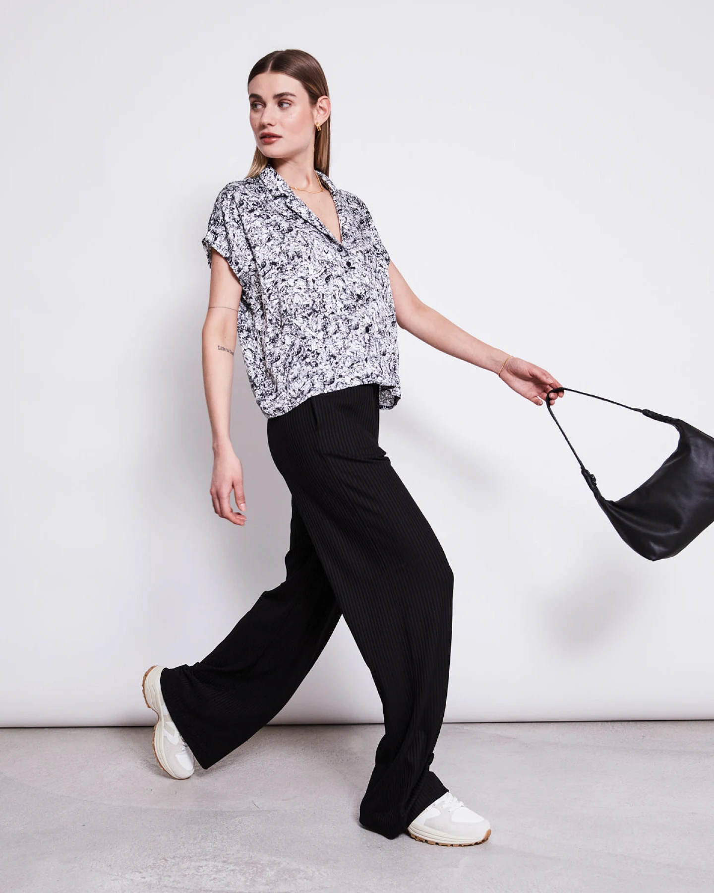 JAN 'N JUNE Damen vegan Bluse Tierra Nervous Print Schwarz – Ansicht 2
