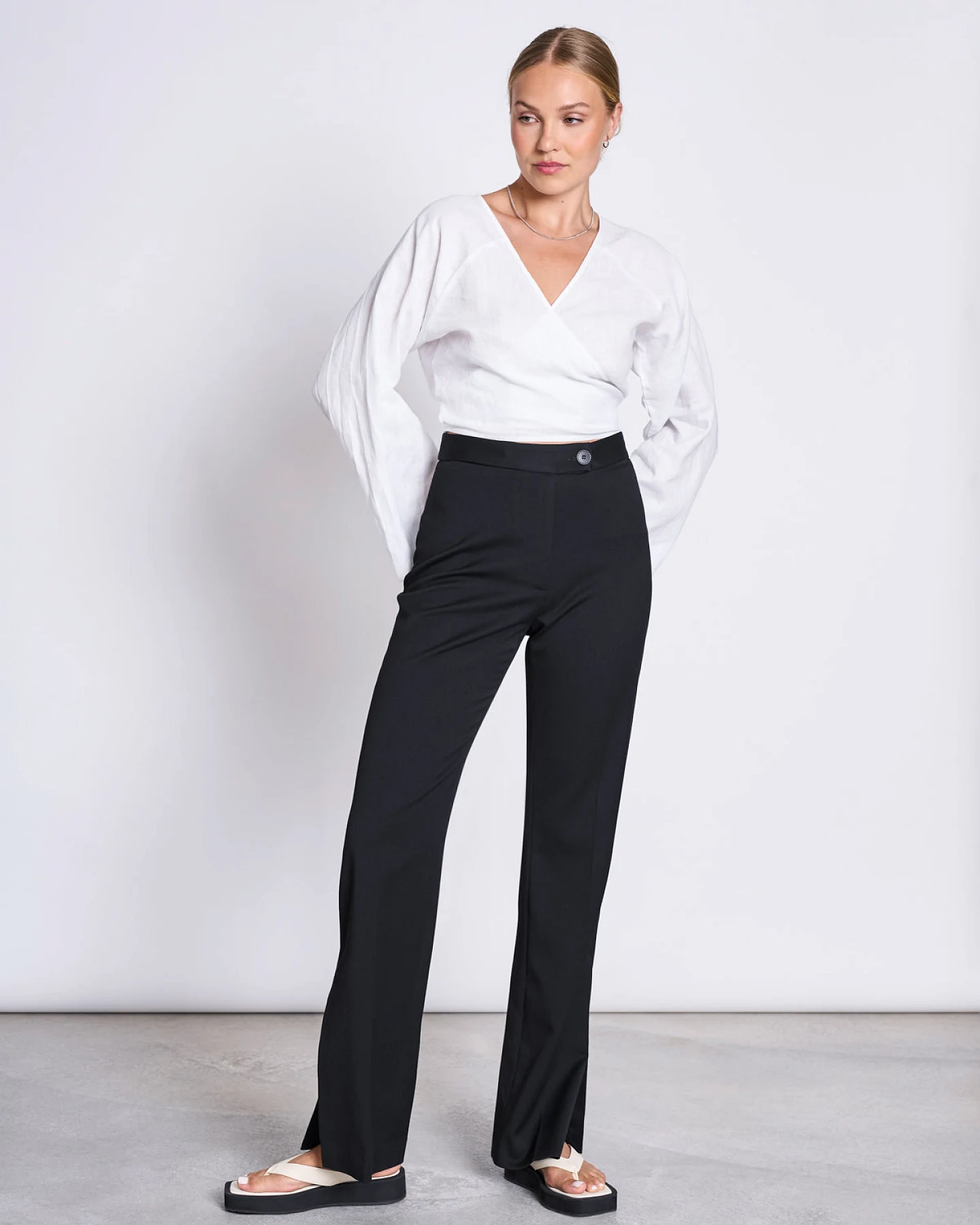 JAN 'N JUNE Damen vegan Schlitzhose Douro Schwarz – Ansicht 2