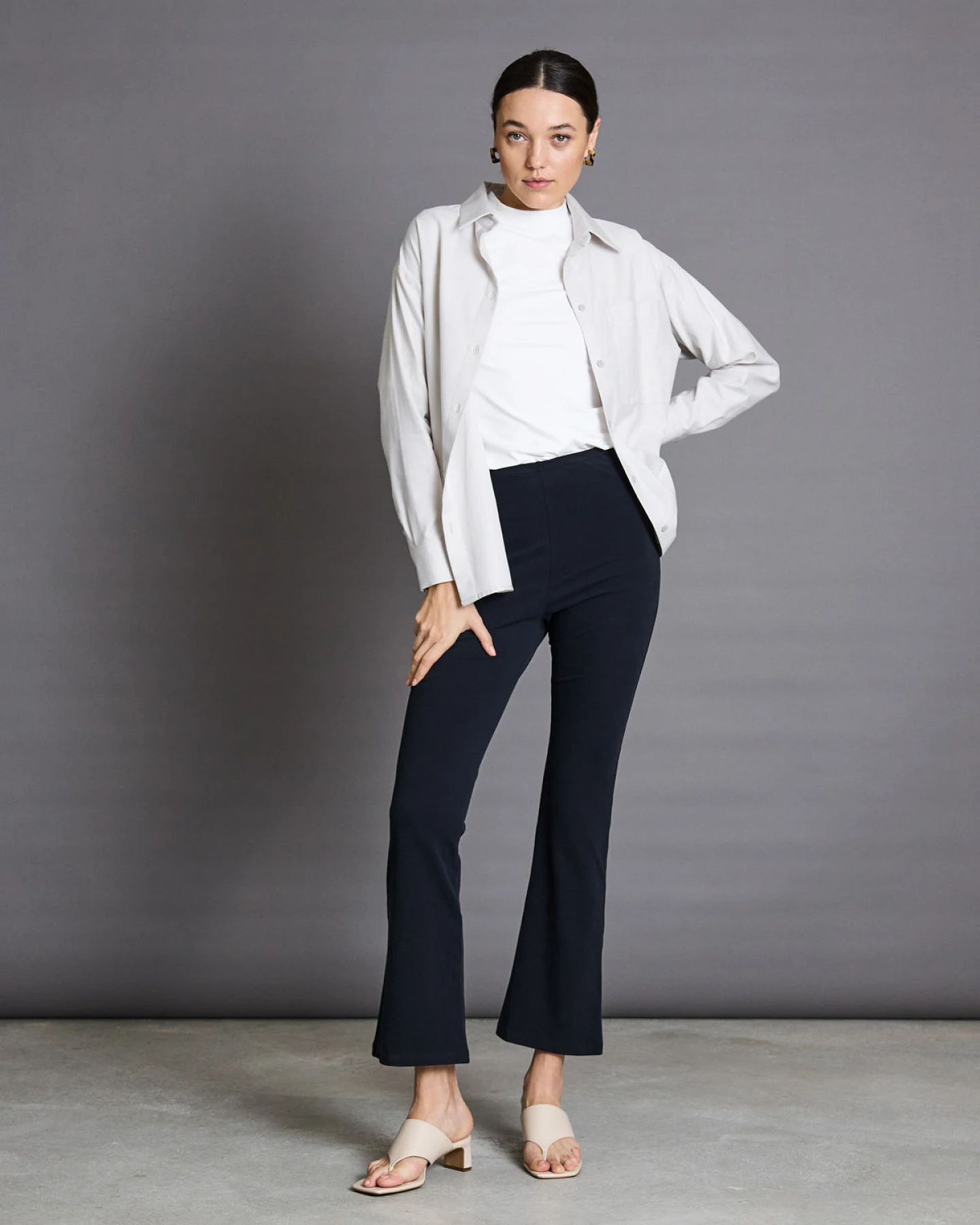 JAN 'N JUNE Damen vegan Flared Leggings Schwarz – Ansicht 2