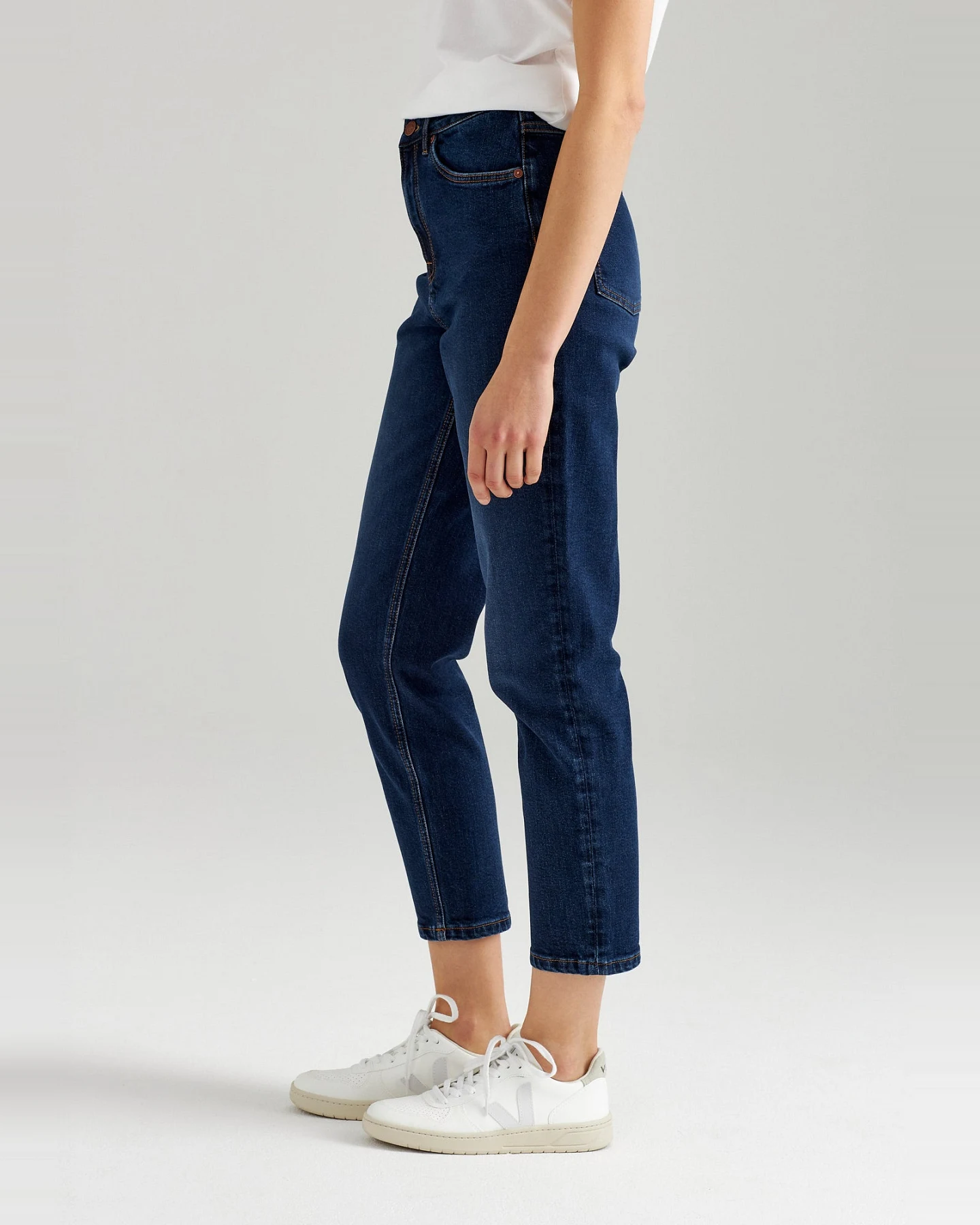 ThokkThokk Damen vegan Mom Cropped Jeans Indigoblau – Ansicht 2