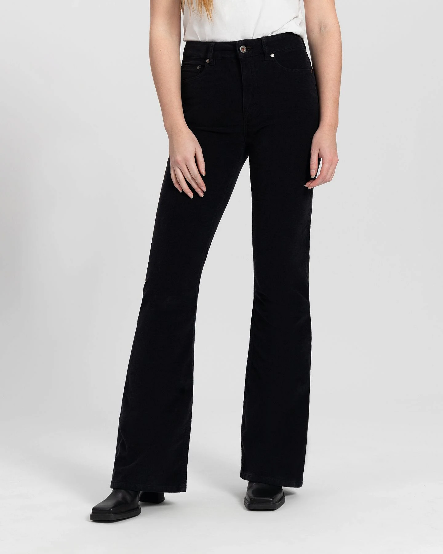 Kuyichi Damen vegan Hose Flare Corduroy Lisette Tiefschwarz – Ansicht 2