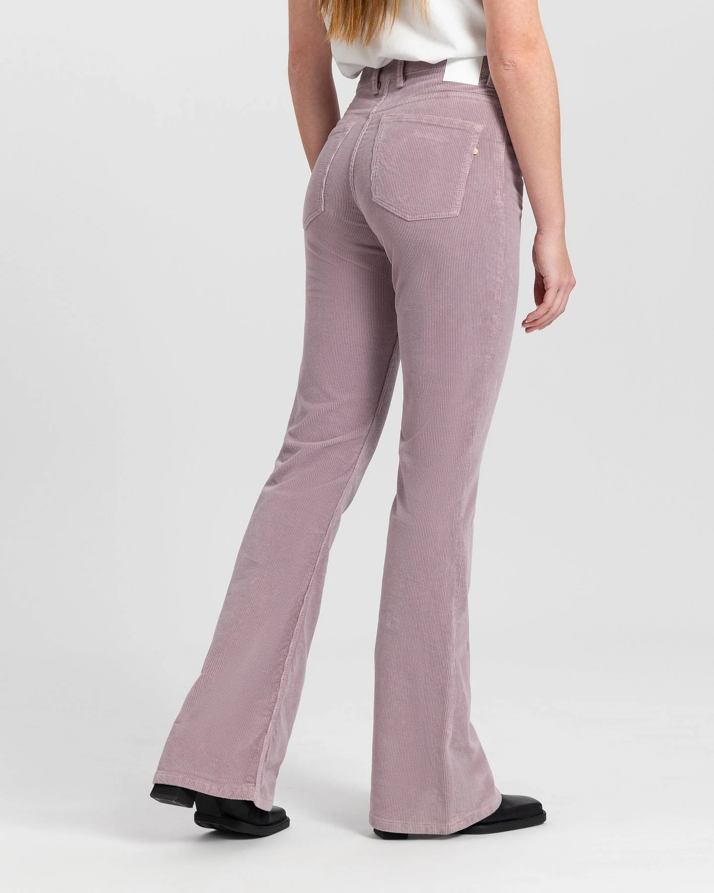 Kuyichi Damen vegan Hose Flare Corduroy Lisette Lavendelgrau – Ansicht 2