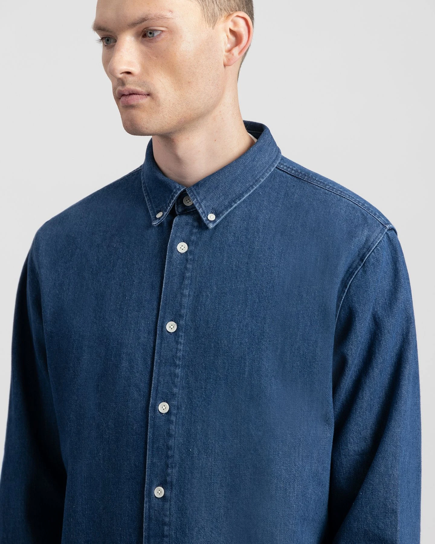 Kuyichi Herren vegan Denim-Hemd Sawyer Washed Indigo Blue – Ansicht 2