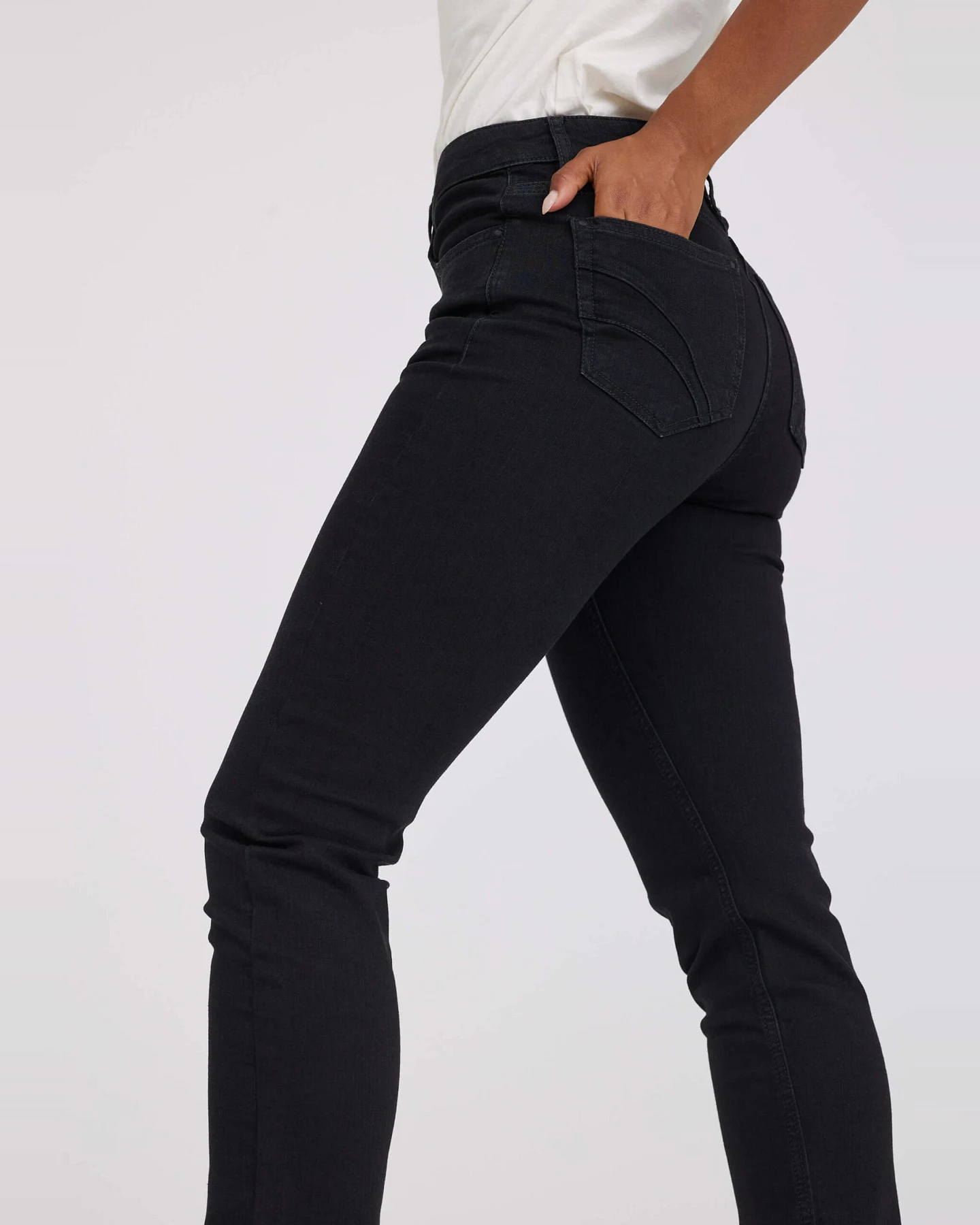 LAURIE Damen vegan Jeans Charlotte Regular Medium Length Ecolabel Washed Black Denim – Ansicht 2