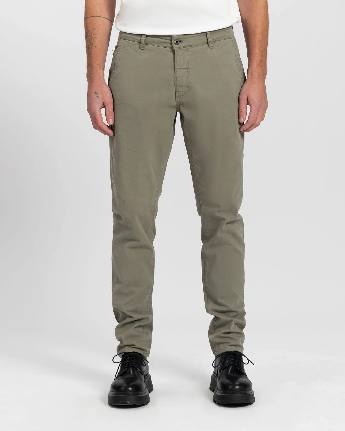 Kuyichi Herren vegan Chino Dexter Armee Grün – Ansicht 2