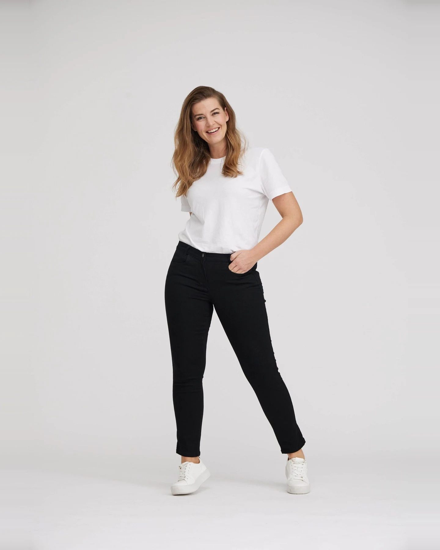 LAURIE Damen vegan Hose Serene 5-Pocket Regular Short Length Schwarz – Ansicht 2