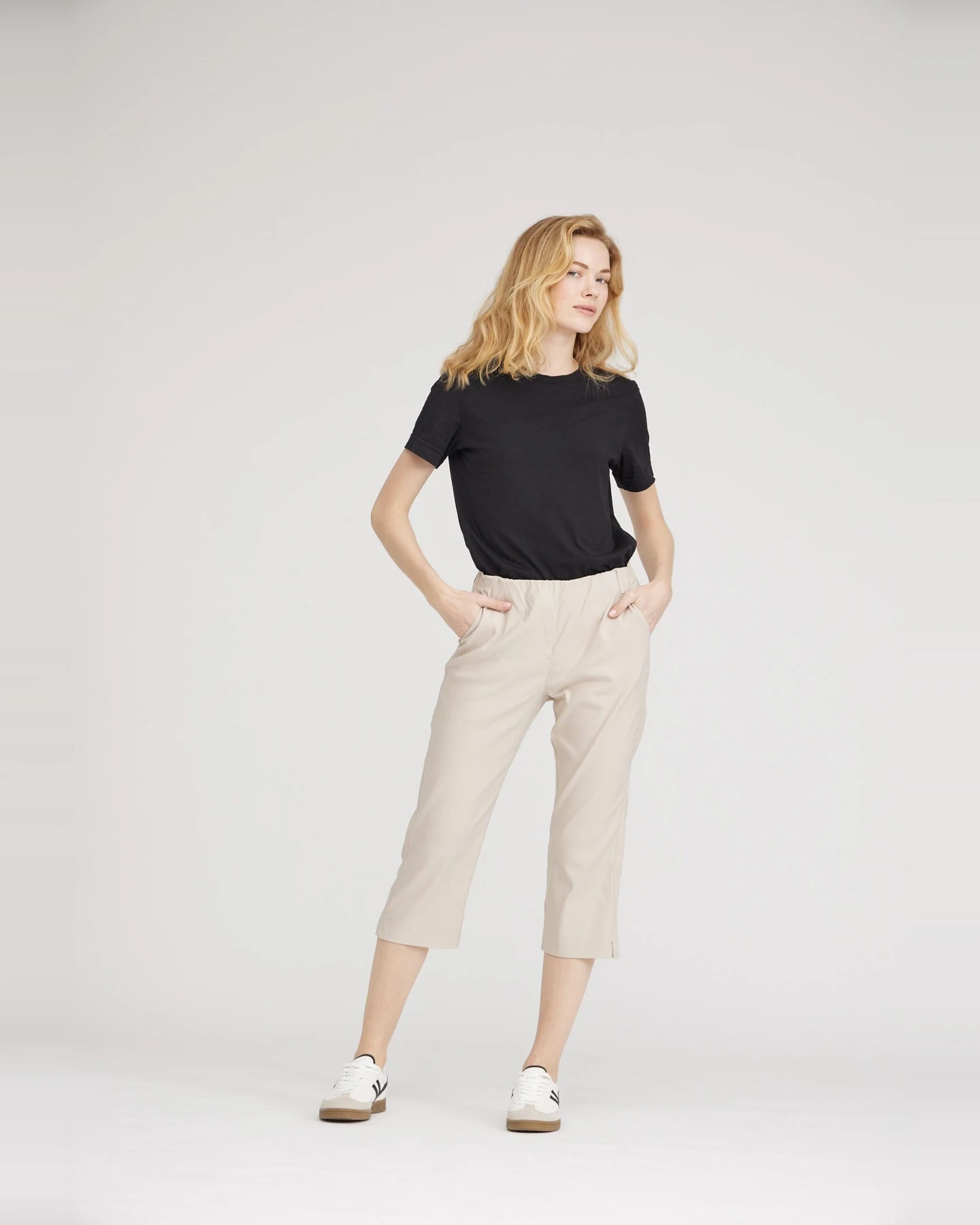 LAURIE Damen vegan Hose Taylor Regular Capri Mittellang Grau Sand – Ansicht 2