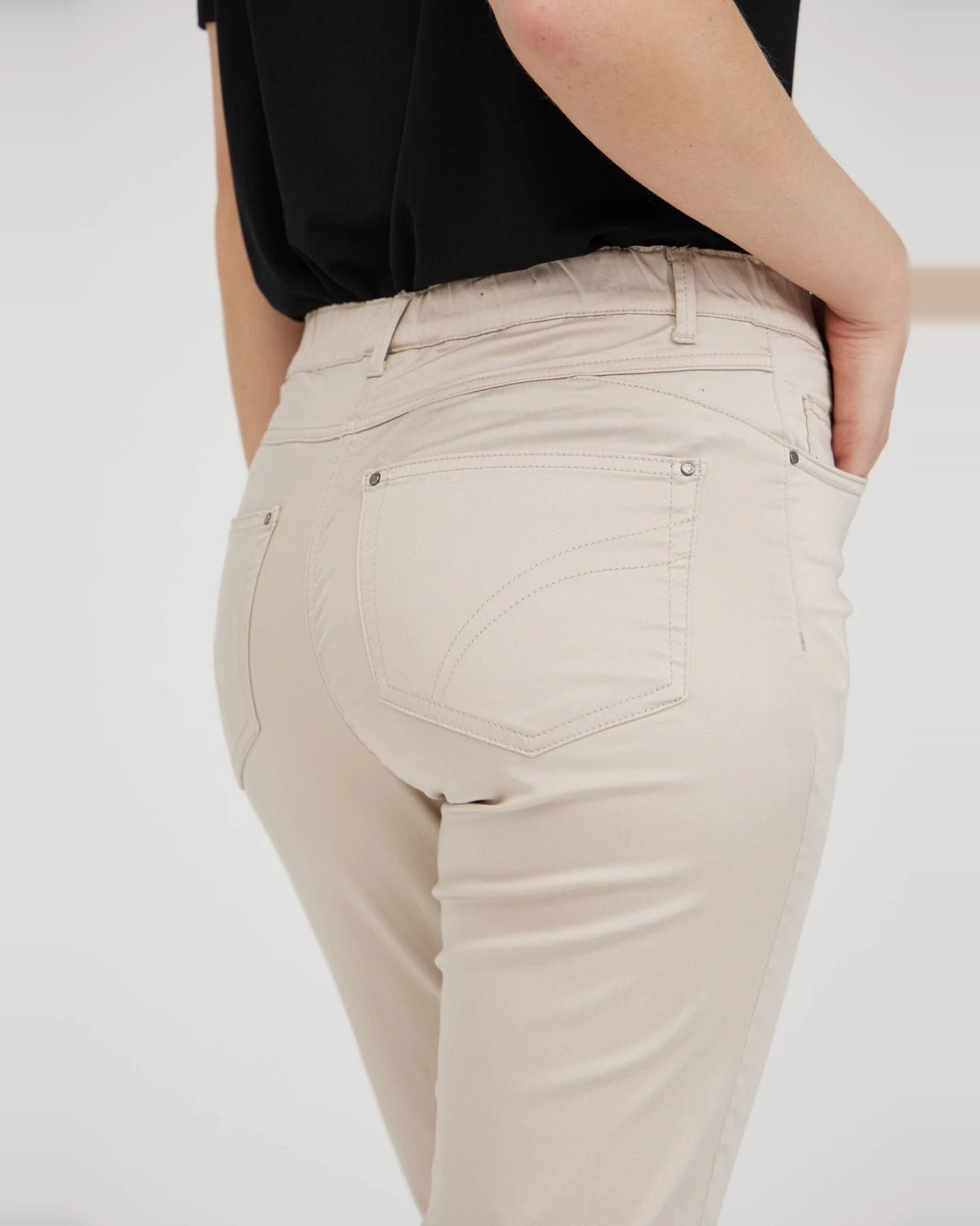 LAURIE Damen vegan Hose Hannah Regular Mittellang Grau Sand – Ansicht 2