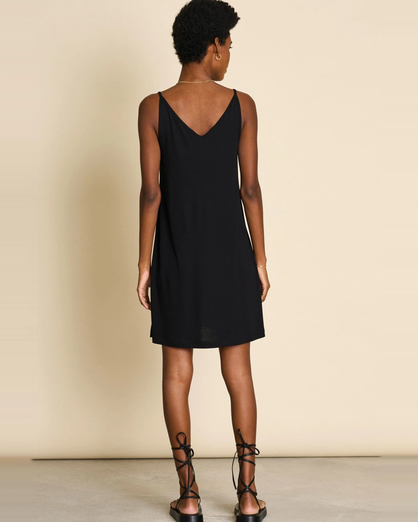 Kleid Triangle Flow Short Schwarz – Ansicht 4