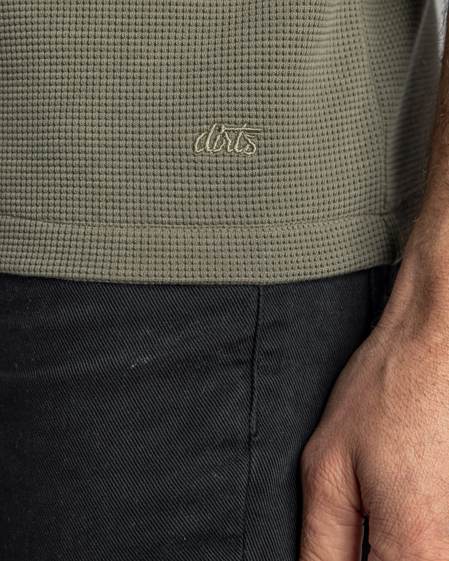 DIRTS Herren vegan Waffel-Piqué-Poloshirt Dusty Olive – Ansicht 2