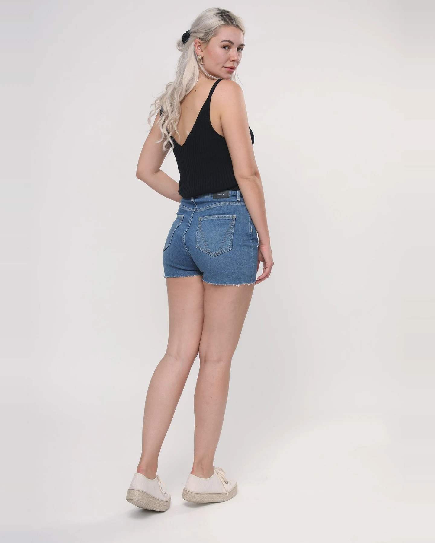 LOVJOI Damen vegan Denim Jeans Shorts Frittilary Blau – Ansicht 2