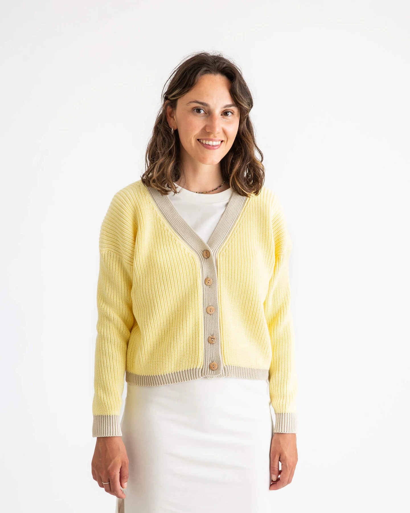 MATONA Damen vegan Strickjacke Color Block Narzissengelb – Ansicht 2