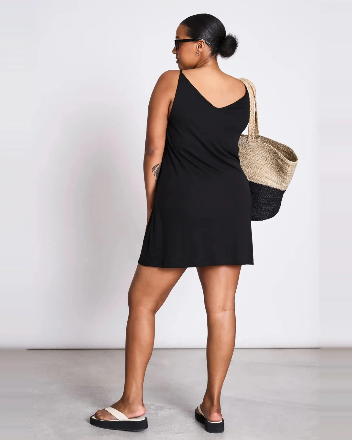 Kleid Triangle Flow Short Schwarz – Ansicht 6