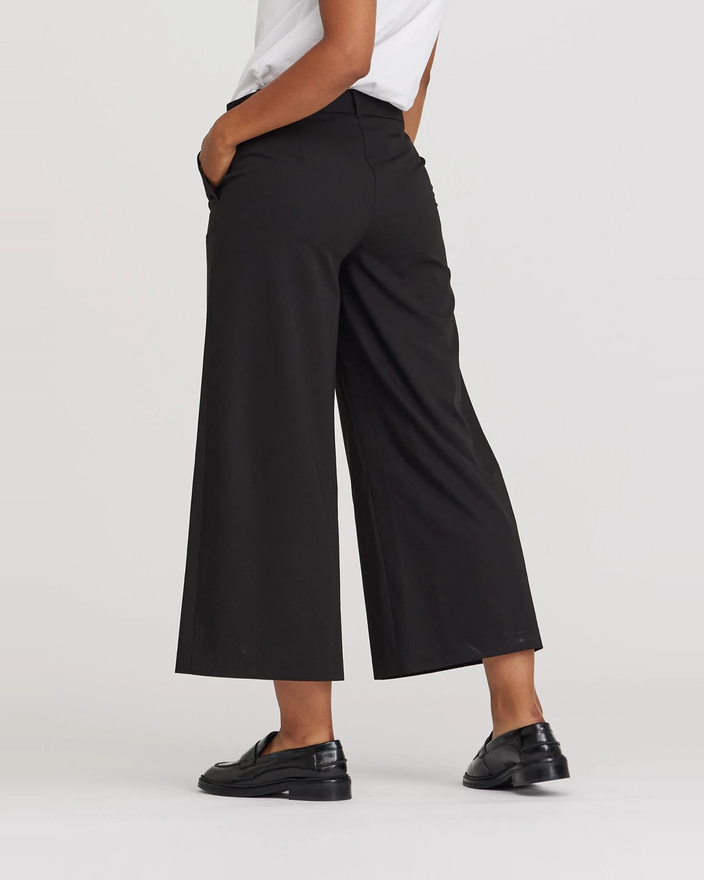 LAURIE Damen vegan Hose Loose Lia Crop Schwarz – Ansicht 2