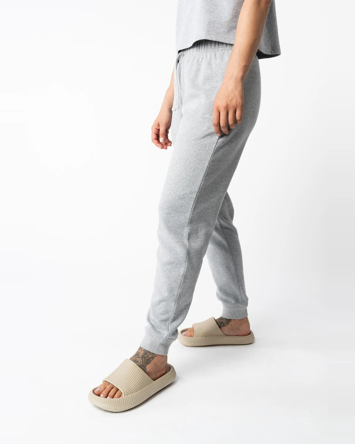 MELA Damen vegan Sweatpants Akesha Grau – Ansicht 2