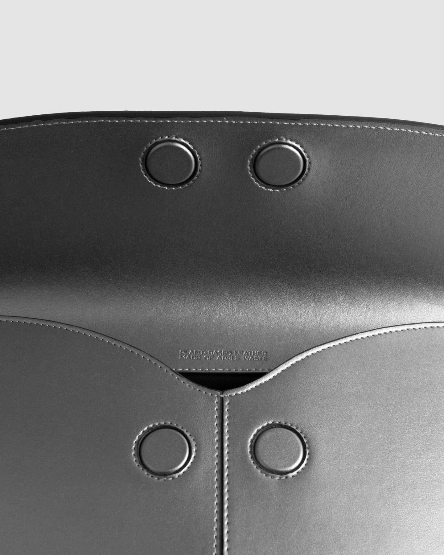 Prev Herren vegan Laptoptasche Loyauté Metall Silber – Ansicht 2