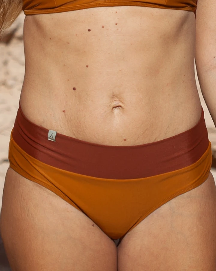 Inaska Damen vegan Soft Waist Bikini Bottoms Flow Earth Ochre & Rust Brown