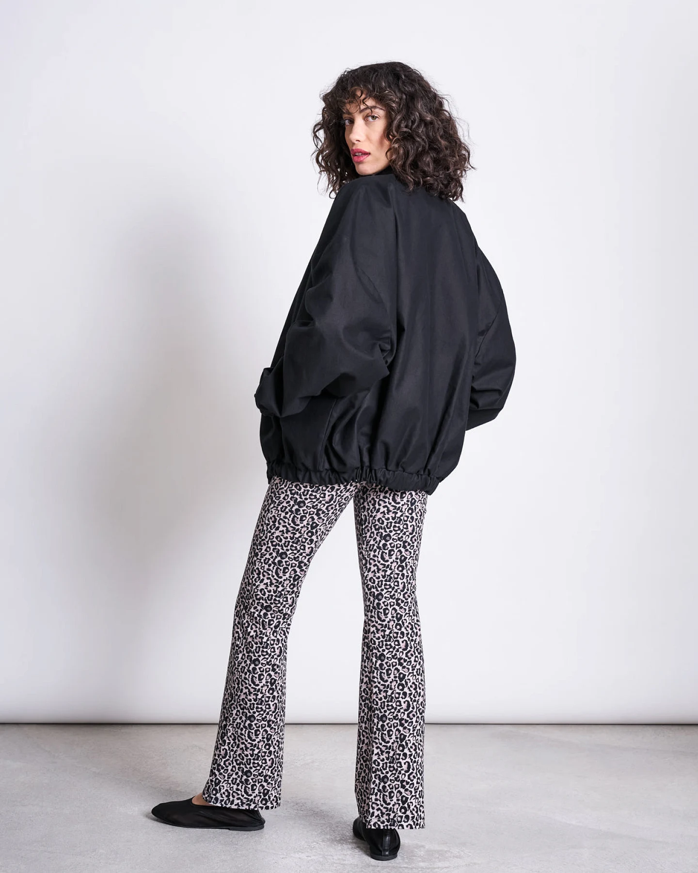 JAN 'N JUNE Damen vegan Flared Leggings Leo Druck – Ansicht 2