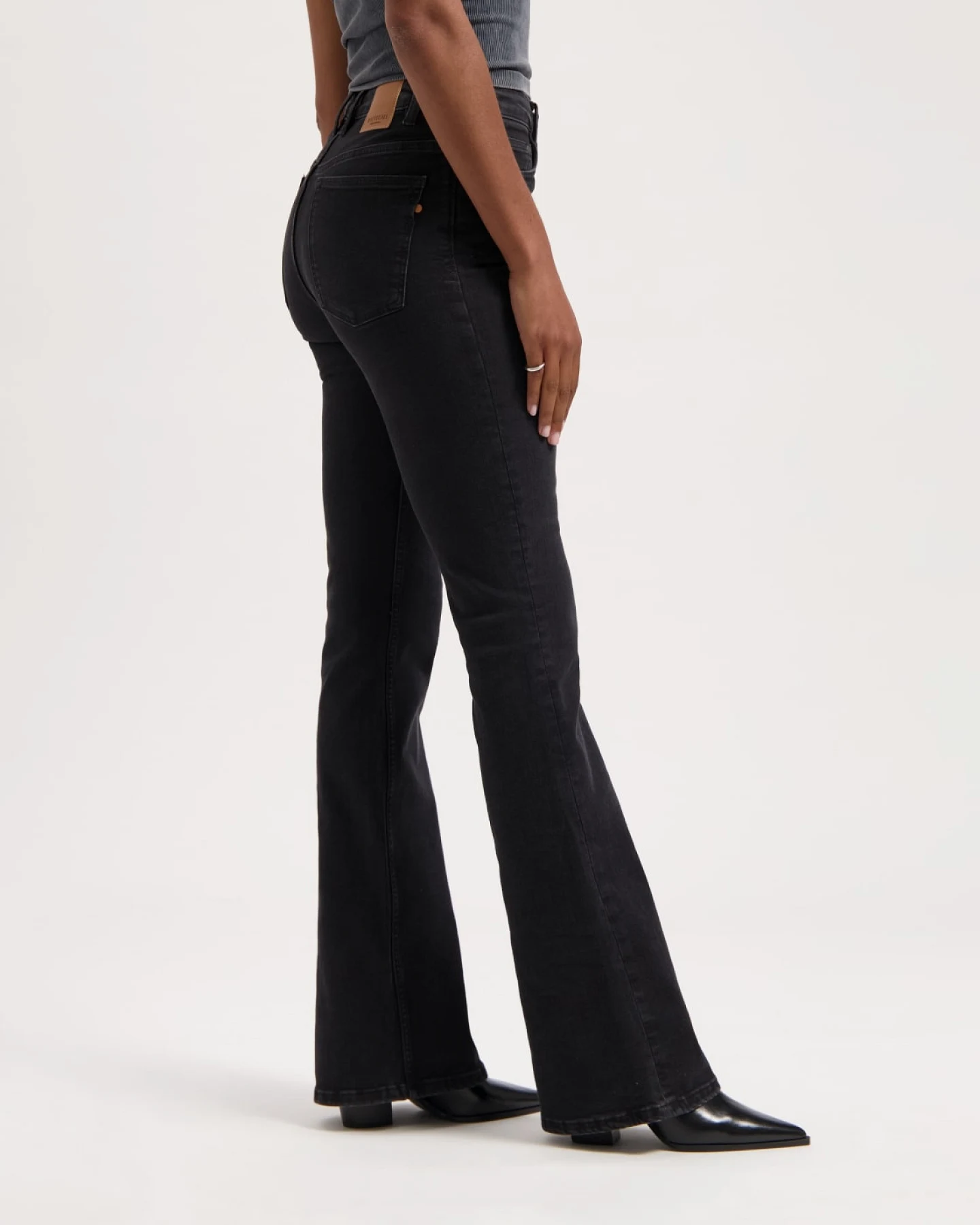 Kuyichi Damen vegan Jeans Flared Lisette Schwarz – Ansicht 2