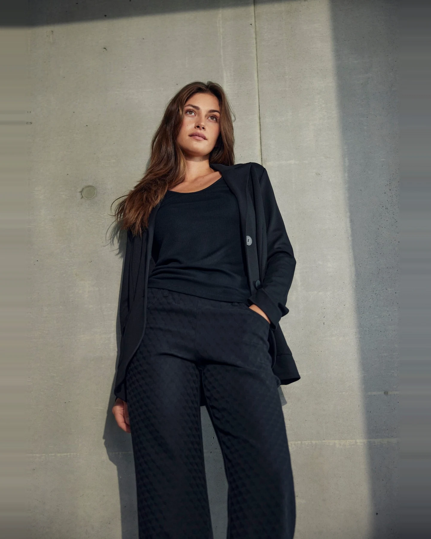 LAURIE Damen vegan Hose Tracy Straight Short Länge Schwarz Jacquard – Ansicht 2