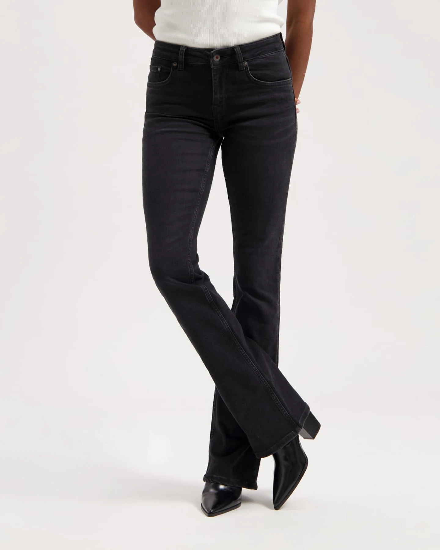 Kuyichi Damen vegan Jeans Amy Schwarz – Ansicht 2