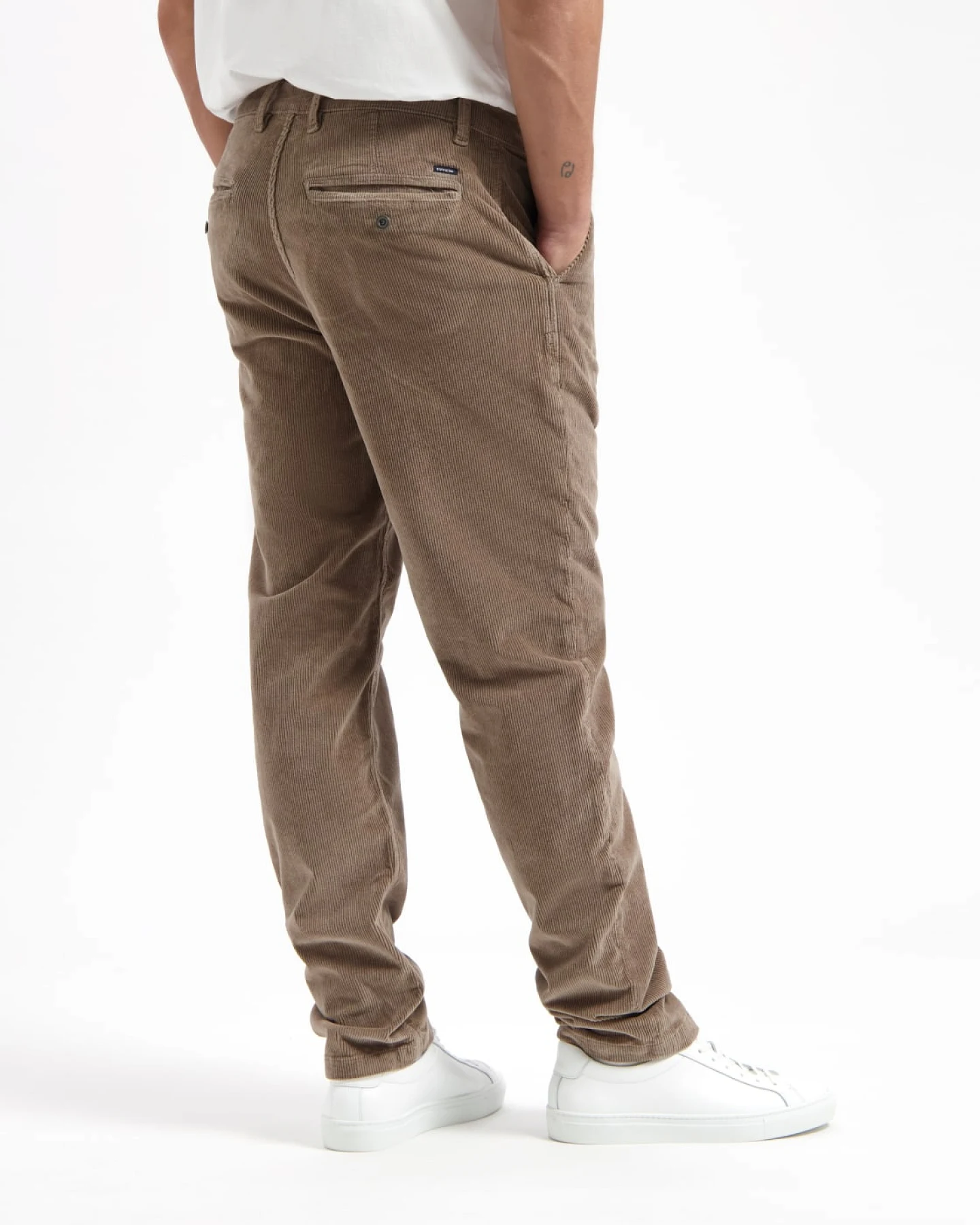 Kuyichi Herren vegan Chino Pants Darren Schwarzer Tee – Ansicht 2