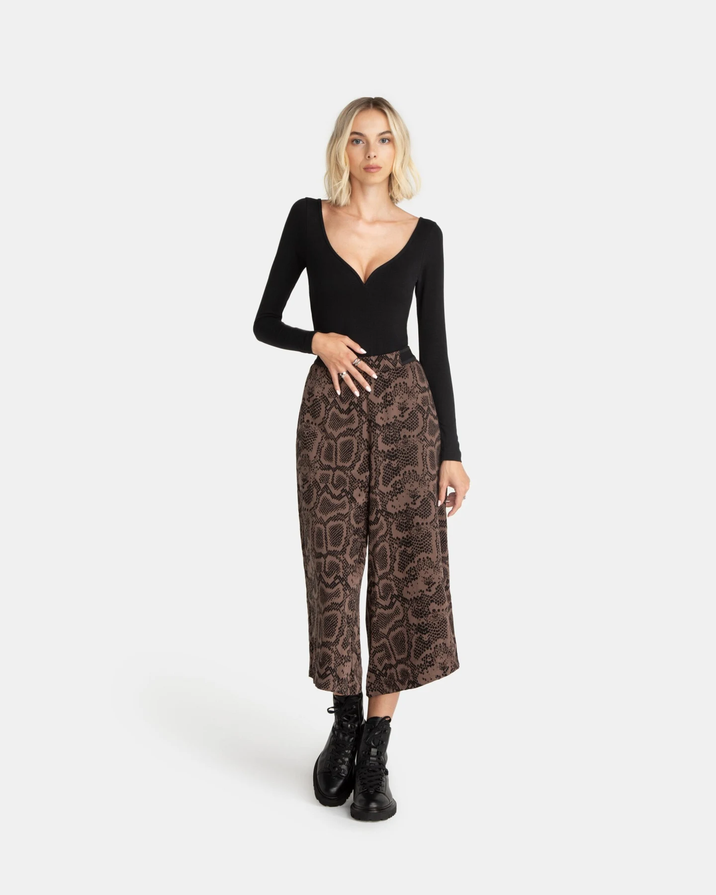 LOVJOI Damen vegan Culotte Tavira Brown Python – Ansicht 2