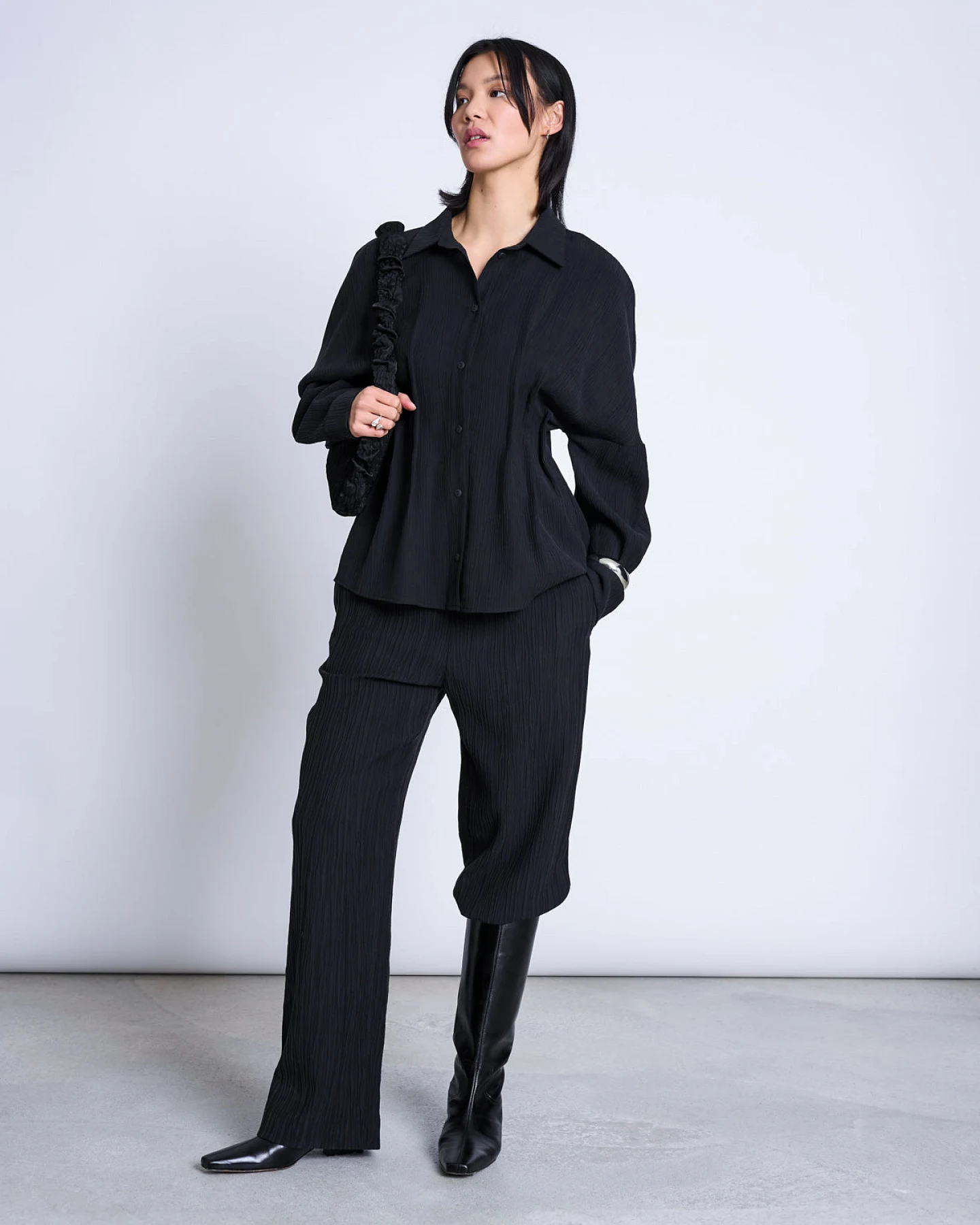 JAN N JUNE Damen vegan Crincle Hose Hava Schwarz – Ansicht 2
