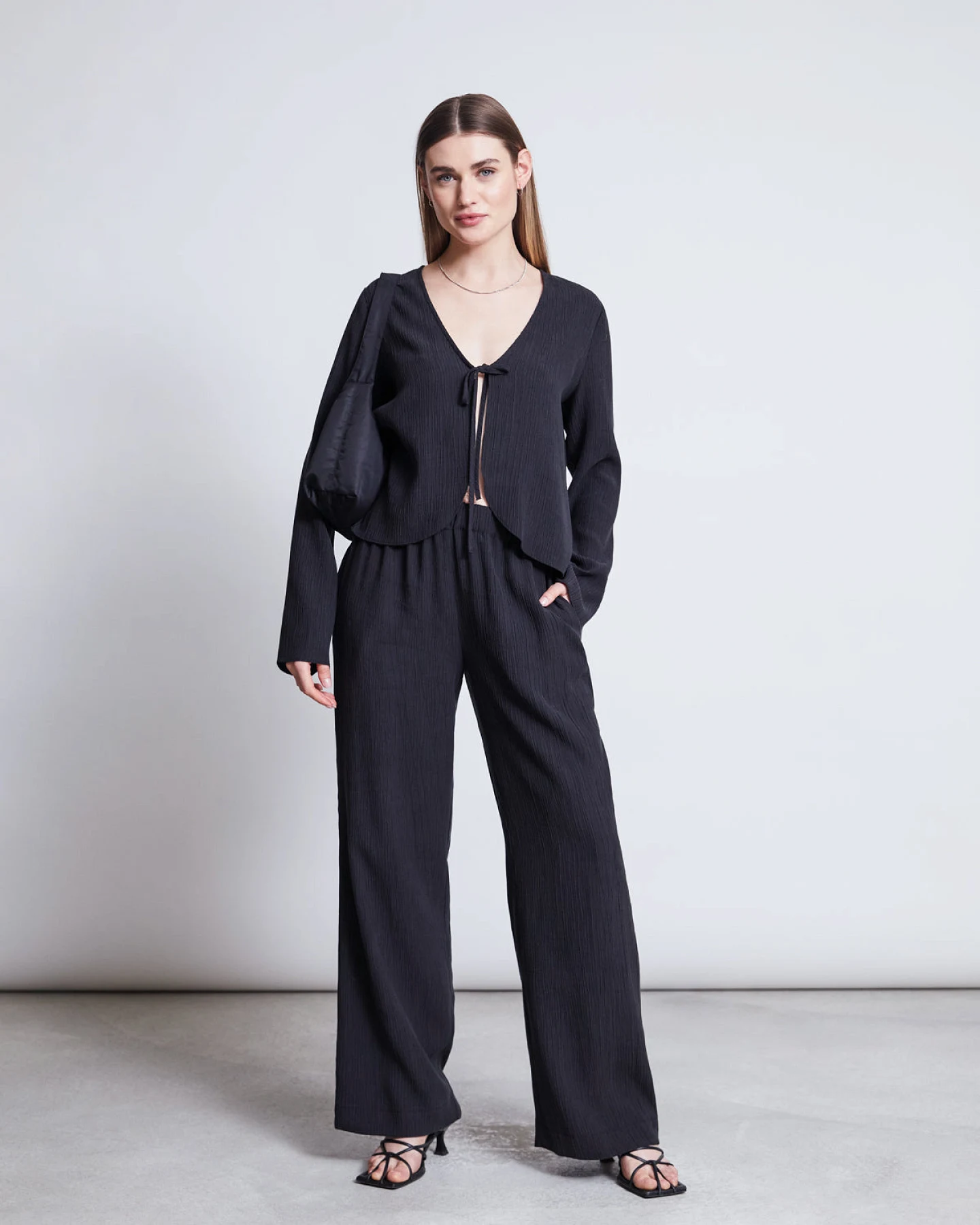JAN 'N JUNE Damen vegan Crincle-Hose Hava Schwarz – Ansicht 2