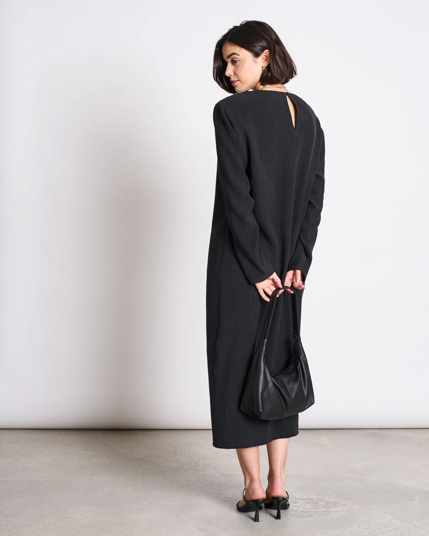 JAN 'N JUNE Damen vegan Kleid Crinkle Dimma Schwarz – Ansicht 2