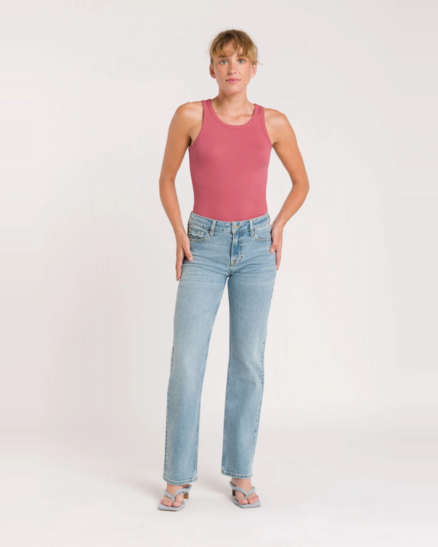 Kings of Indigo Damen vegan Jeans Emiko Sander Super Light Washed Blau – Ansicht 2